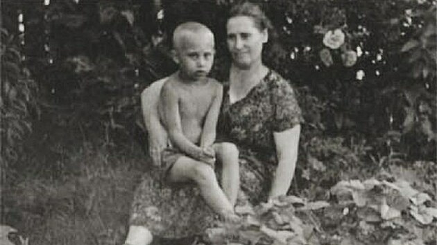 Mal Vladimir Putin se svoj matkou na nedatovanm snmku