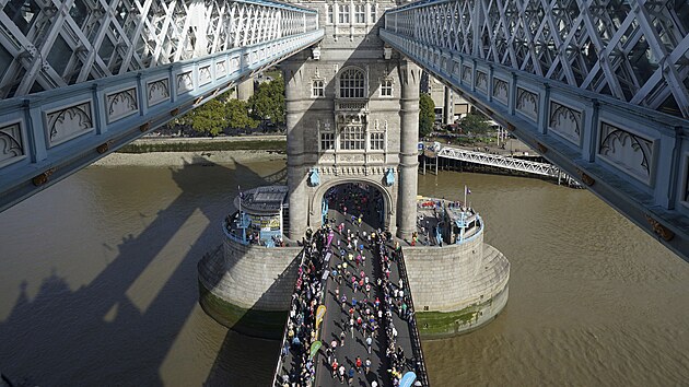 Momentka z Londnskho maratonu. Bci pekonvaj Tower Bridge.
