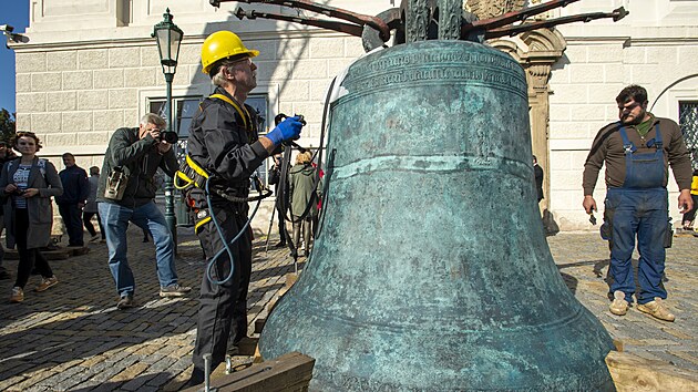 Na věž bývalé jezuitské koleje se téměř po roční opravě vrátily zvony Michal a Ludvík. (7. října 2022)
