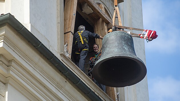 Na věž bývalé jezuitské koleje se téměř po roční opravě vrátily zvony Michal a...