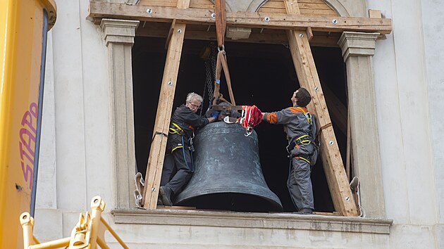 Na věž bývalé jezuitské koleje se téměř po roční opravě vrátily zvony Michal a Ludvík. (7. října 2022)
