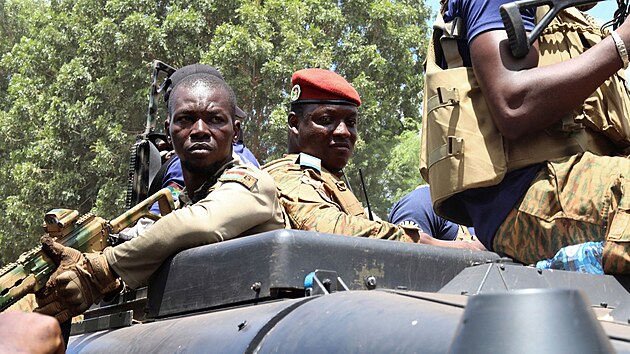 Vojáci převážejí v hlavním městě Burkiny Faso Ouagadougou vůdce pučistů Ibrahima Traorého. (2. října 2022)