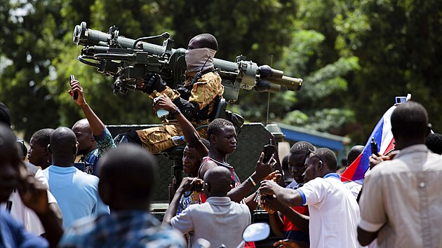 V hlavním městě Burkiny Faso Ouagadougou oslavovali vojenský převrat i s ruskými vlajkami. (2. října 2022)