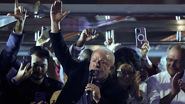 Bval brazilsk prezident Luiz Inacio Lula da Silva vyhrl prvn kolo prezidentskch voleb. Porazil stvajc hlavu sttu Javiera Bolsonara. (2. jna 2022)