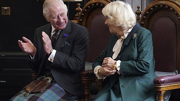 Britský král Karel III. se svou manželkou Camillou ve Skotsku podnikl první veřejnou cestu od konce smutku po smrti královny Alžběty II. (3. října 2022)