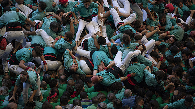Členové týmu Castellers de Vilafranca, padající při pokusu dokončit svou lidskou věž. (2. října 2022)