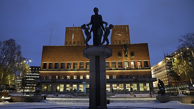 Pohled na radnici v Oslu, kde se udluje Nobelova cena za mr. (9. prosince 2021)