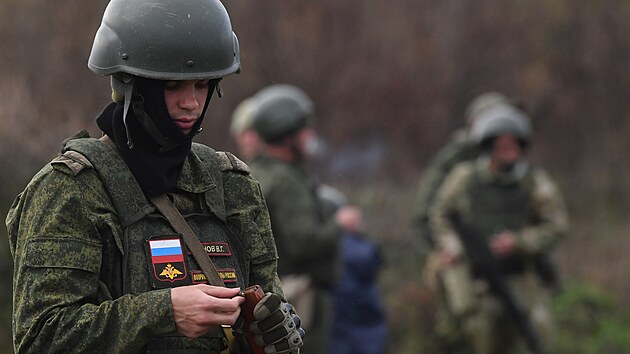 Ruský mu povolaný do vojenské sluby bhem ástené mobilizace nabíjí zásobník...