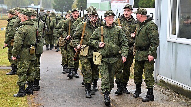 Mui povolan do armdn sluby v rmci sten mobilizace absolvuj vcvik v Moskevsk oblasti. (1. jna 2022)