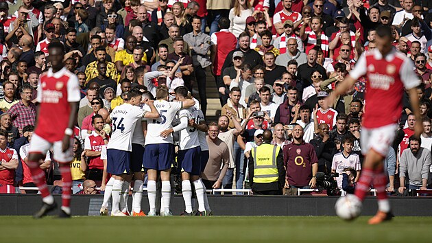 Hri Tottenhamu oslavuj vyrovnvac branku v derby proti Arsenalu.