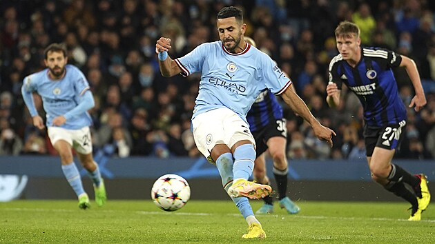 Riyad Mahrez z Manchesteru City bhem pokutovho kopu, kter nsledn promnil proti Kodani.