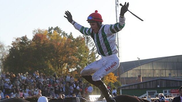 Josef Barto v sedle hndka Theophilose slav triumf v dostihu Velk pardubick.