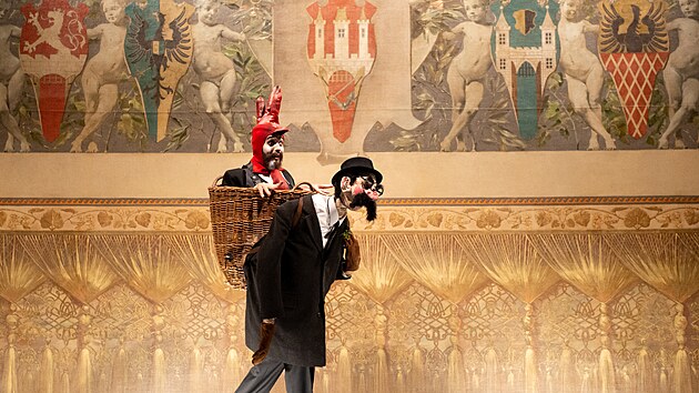 David Bosh jako bavi ped oponou v inscenaci opery vanda dudk od Jaromra Weinbergera v praskm Nrodnm divadle