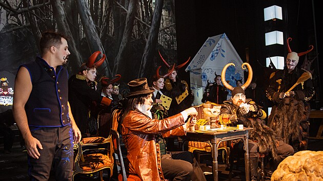 Zleva Ji Brckler (vanda), Martin rejma (Babinsk) a Ji Sulenko (ert) v inscenaci opery vanda dudk od Jaromra Weinbergera v praskm Nrodnm divadle