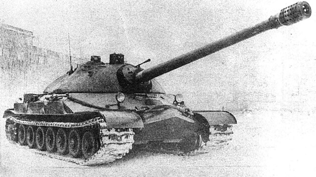 Jeden z prototyp IS-7. Pes kvalitu, snenou tiskovm rastrem, je znt mohutnost tanku.