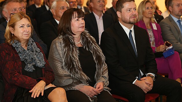 Slavnostního aktu se zúčastnila i manželka prezidenta České republiky Ivana Zemanová (uprostřed) nebo viceguvernérka ČNB Eva Zamrazilová.