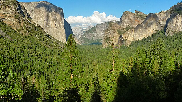 Yosemitsk nrodn park je i dky vhodn poloze jeden z nejnavtvovanjch park USA. Ze San Francisca jsou to autem tyi hodiny, z Los Angeles necelch est.