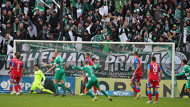 Fotbalisté Bohemians se radují z gólu v utkání proti Plzni.