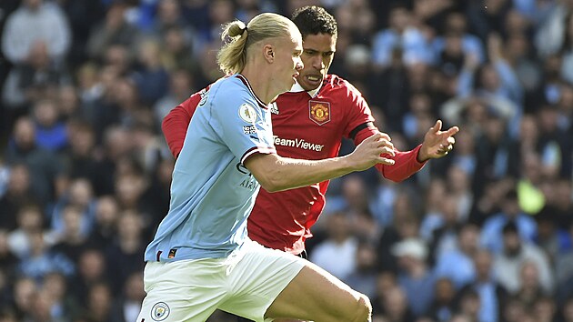 tonk Erling Haaland z Manchesteru City se s mem sna pejt okolo Raphaela Varana z United.