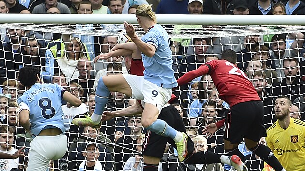 Erling Haaland z Manchesteru City stl hlavou gl v derby proti United.