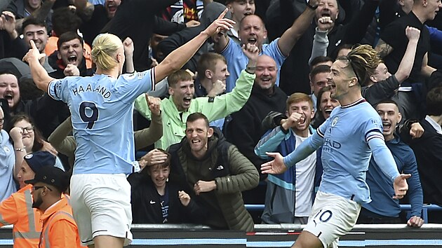 Kanonr Erling Haaland z Manchesteru City slav svj gl proti United s Jackem Grealishem (vpravo).