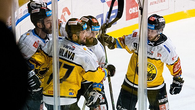 Litvínovští hokejisté se radují z gólu Šimona Stránského (uprostřed).