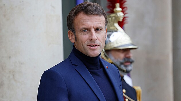 Francouzský prezident Emmanuel Macron oblékl rolák, propaguje tak energetické úspory. (3. října 2022)