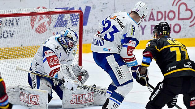 Brank Brna Marek iliak betonem vytsuje puk. Pozorn jej sleduj obrnce Rhett Holland (93) a litvnovsk tonk Nicolas Hlava (77).