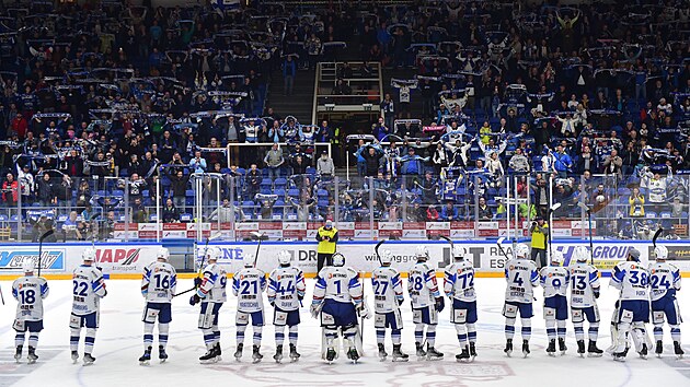 Hokejist Brna s fanouky oslavuj zisk t bod do extraligov tabulky.