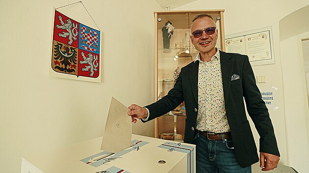 Janis Sidovsk u voleb (Karltejn, 1. jna 2022)