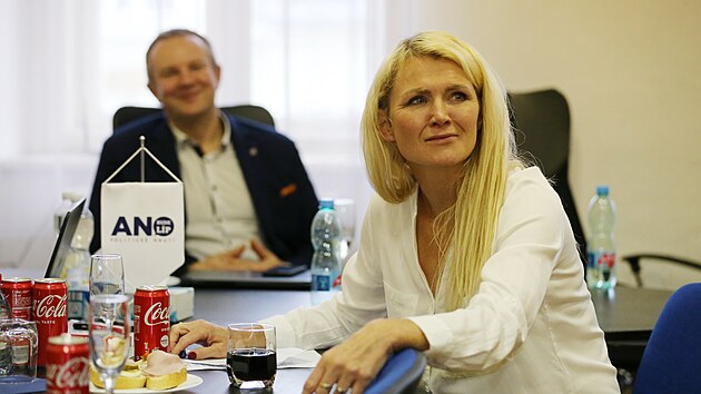 Neúspěšná kandidátka Jana Nagyová ANO sleduje závěr sčítání voleb ve štábu ANO v Dělnickém domě v Jihlavě. (1. října 2022)