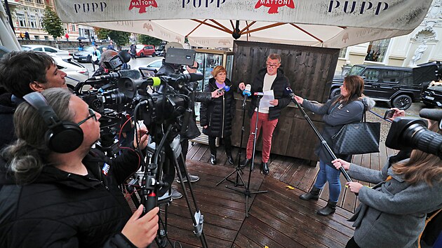 Andrej Babiš, poslanec a předseda ANO 2011 se před karlovarským Grandhotelem Pupp vyjádřil k výsledkům 2. kola senátních voleb, před novináře předstoupil s Věrou Procházkovou, novou senátorkou za ANO. (1. října 2022)