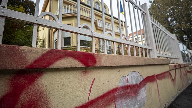 Neznámý pachatel potřísnil červenou barvou ukrajinské velvyslanectví v pražských Dejvicích. Barva zasáhla přibližně 10 metrů. (5. října 2022)