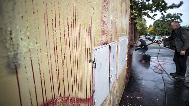 Neznámý pachatel potřísnil červenou barvou ukrajinské velvyslanectví v pražských Dejvicích. Barva zasáhla přibližně 10 metrů. (5. října 2022)