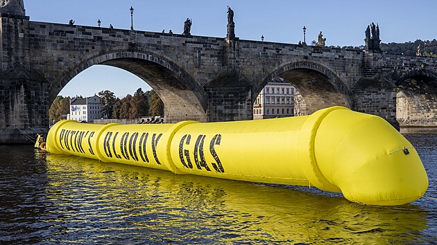 Organizace Greenpeace bhem summitu EU v Praze vyjela na Vltavu s umlm nafukovacm potrubm s npisem Putinv krvav plyn. (6. jna 2022)