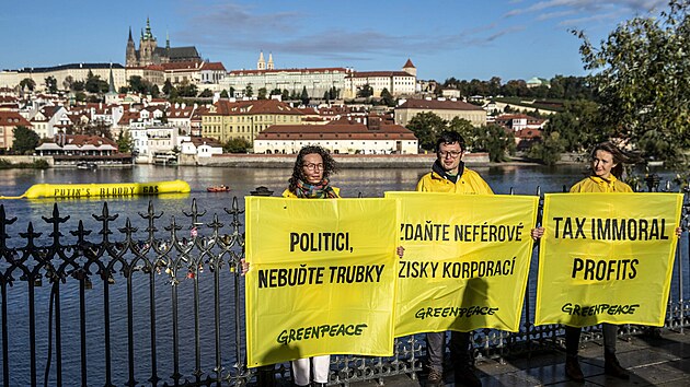 Organizace Greenpeace během summitu EU v Praze vyjela na Vltavu s umělým nafukovacím potrubím s nápisem „Putinův krvavý plyn“. (6. října 2022)