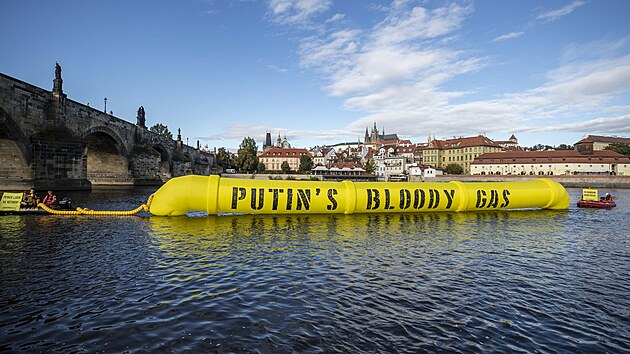 Organizace Greenpeace bhem summitu EU v Praze vyjela na Vltavu s umlm nafukovacm potrubm s npisem Putinv krvav plyn. (6. jna 2022)