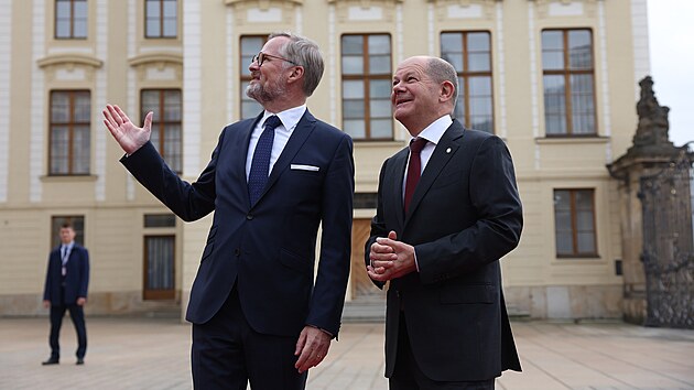 Příjezd státníků na první jednání širšího formátu evropských zemí. Český premiér Petr Fiala a německý kancléř Olaf Scholz (vpravo). (6. října 2022)