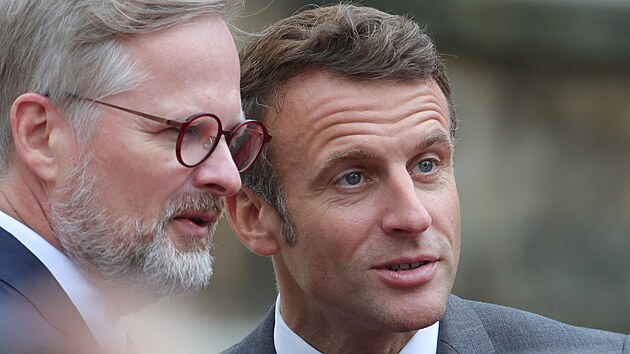 Pjezd sttnk na prvn jednn irho formtu evropskch zem. esk premir Petr Fiala a francouzsk prezident Emmanuel Macron (vpravo). (6. jna 2022)
