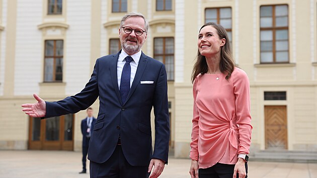 P��jezd st�tn�k� na prvn� jedn�n� �ir��ho form�tu evropsk�ch zem�. �esk� premi�r Petr Fiala a tehdej�� finsk� premi�rka Sanna Marinov�. (6. ��jna 2022)