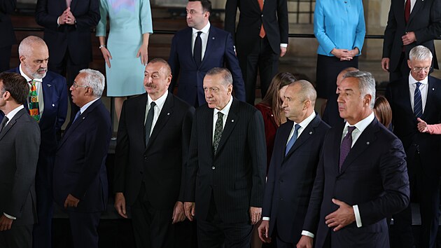 Prezident Erdogan se sešel s arménským premiérem  a ázerbájdžánským prezidentem. (6. října 2022)