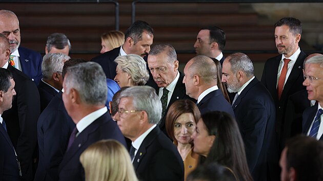 Prezident Erdogan se sešel s arménským premiérem  a ázerbájdžánským prezidentem. (6. října 2022)