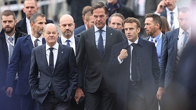 První jednání širšího formátu evropských zemí, Evropského politického společenství. V popředí (zleva) německý kancléř Olaf Scholz, nizozemský premiér Mark Rutte a francouzský prezident Emmanuel Macron. (7. října 2022)