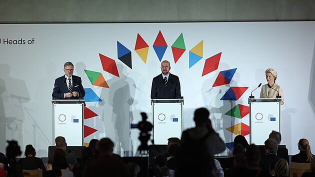 První jednání širšího formátu evropských zemí, Evropského politického společenství. Petr Fiala, Charles Michel, Ursula von der Leyenová. (7. října 2022)