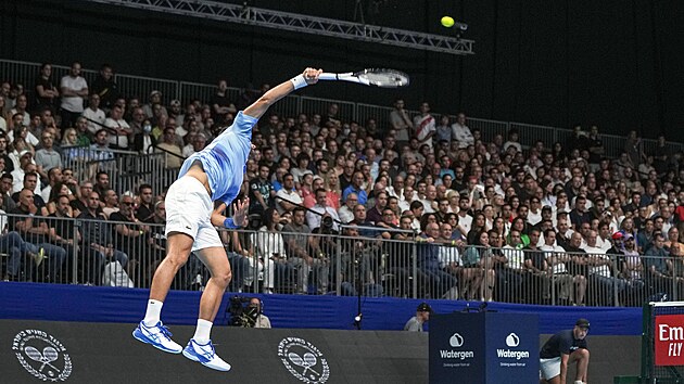 Novak Djokovič podává na turnaji v Tel Avivu.