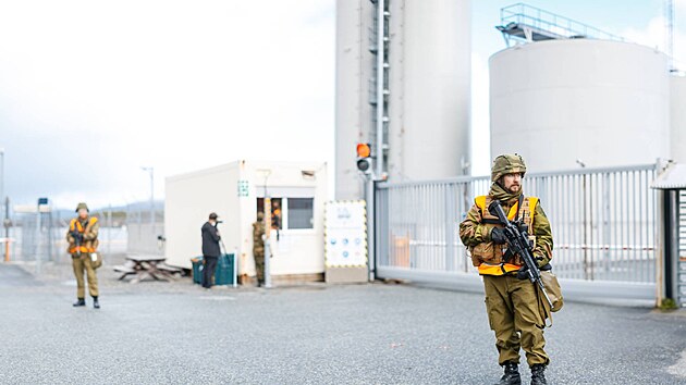 Příslušníci domácí stráže norských ozbrojených sil hlídkují u ropných zařízení kvůli výbuchům u plynovodů Nord Stream