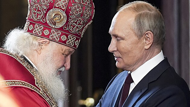 Patriarcha pravoslavné církve v Rusku Kirill (vlevo) a ruský prezident Vladimir Putin po velikonoční bohoslužbě v katedrále Krista Spasitele v Moskvě. (24. dubna 2022)