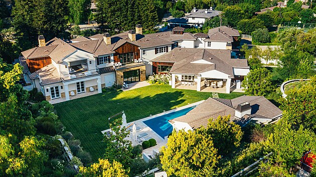 Losangeleskou tvr Hidden Hills si oblbila nejedna americk celebrita, doma tu maj Kylie Jennerov, Kim Kardashianov nebo Justin Bieber. Na snmku rezidence zpvaky Madonny stojc na zhruba hektarovm pozemku. (16. srpna 2020)