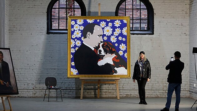 Lidé si Putinovo jubileum připomínají u obrazu ruského umělce Alexeje Sergijenka nazvaného Putin se štěnětem, který prezident dostal k narozeninám. (6. října 2022)