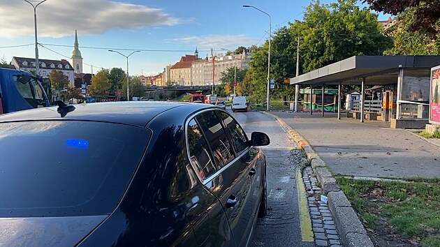 Auto v Bratislavě narazilo do zastávky MHD. Zemřelo 5 lidí